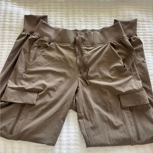 All in motion Casual Cargo Jogger Shorts in Taupe